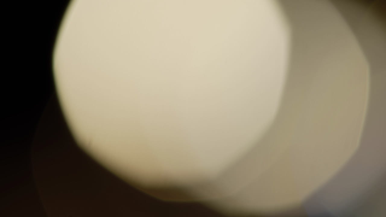 la luz multicolor filtra imágenes de 4k sobre fondo negro, vídeo estilizado, transiciones, efecto bokeh