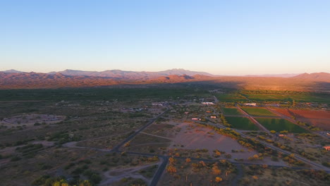 panoramiczne ujęcie z drona przedstawiające duże obszary ziemi z górami w tle, położone we flagstaff w arizonie