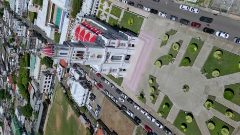 tomada vertical de avión no tripulado que muestra la famosa catedral del sagrado corazón de jesús en moca durante un día soleado, república dominicana