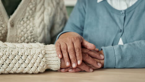 una pareja de ancianos tomados de la mano.