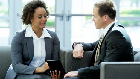 mujer afroamericana hombre caucásico reunión del equipo de negocios
