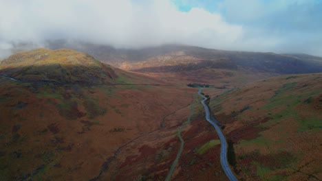 Paso-De-Montaña-Pen-y-pass-En-Snowdonia,-Gwynedd,-Gales---Antena