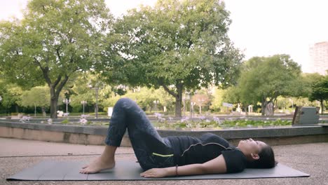 mujer asiática hace ejercicio en el parque al aire libre con nueva normalidad en situación covid-19