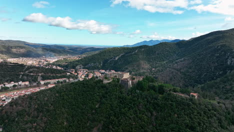 Die-Luftaufnahme-Zeigt-Die-Historischen-Befestigungsanlagen-Und-Stadtmauern-Von-Amélie-les-Bains.