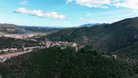 una vista aérea muestra las fortificaciones y murallas históricas de amélie-les-bains.