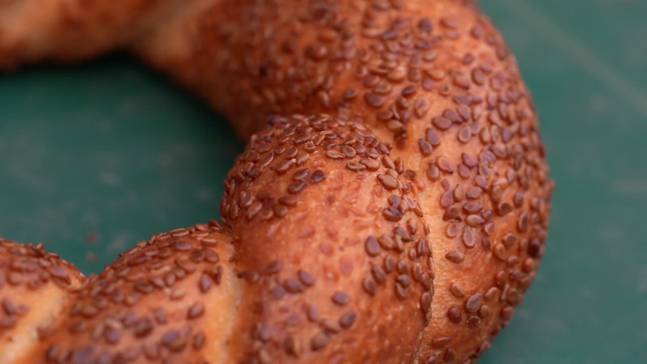 un macro de un bagel turco, crujiente. desayuno con sésamo, un concepto crujiente de pastelería.