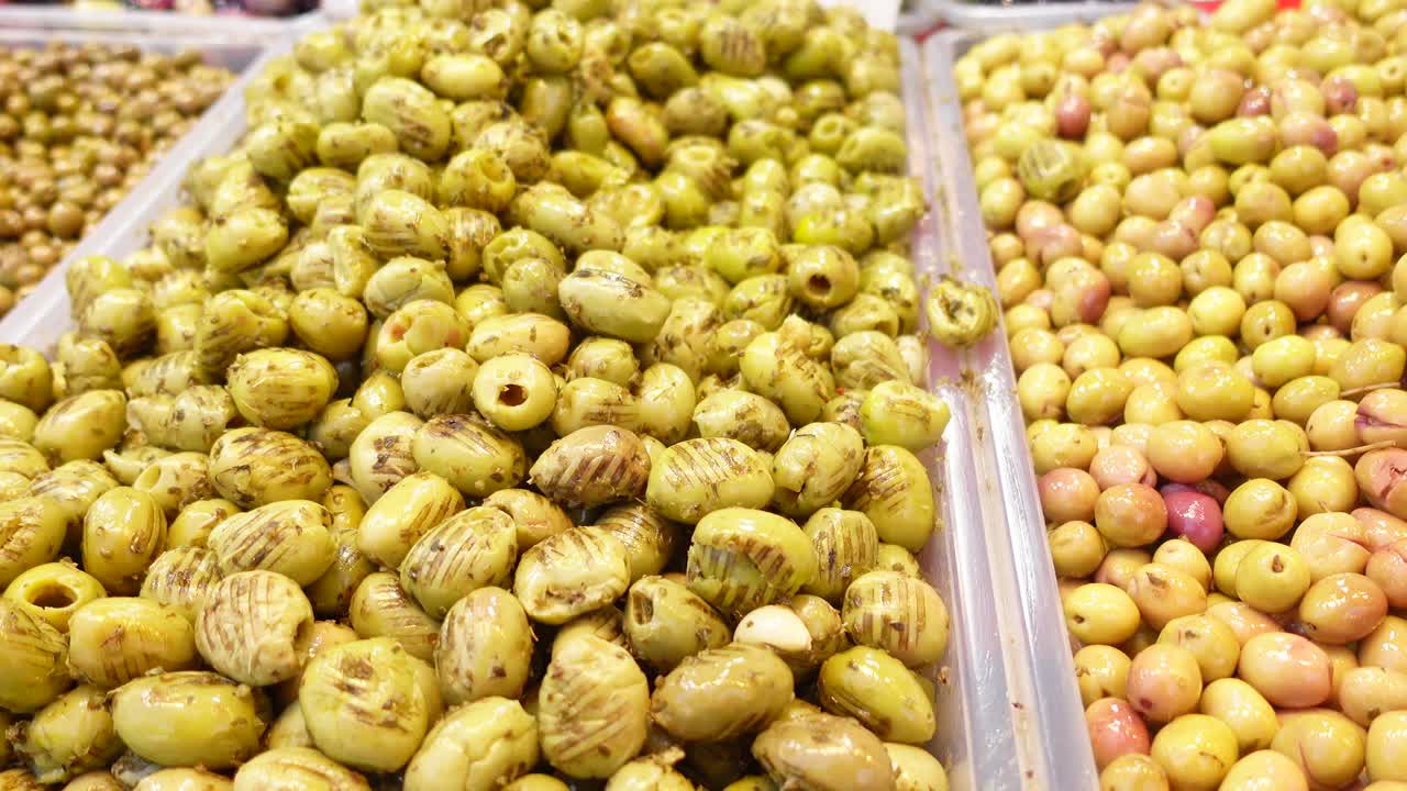 крупный план зеленых и желтых оливков на рынке