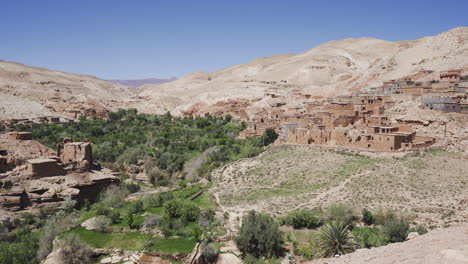 paisaje de las montañas del atlas en marruecos desierto africano con pueblo de piedra durante un día soleado