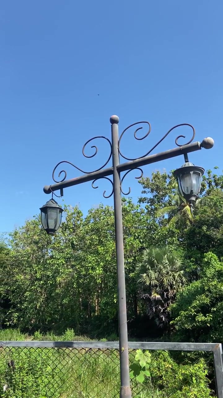 Farola vintage decorativa contra un cielo azul claro