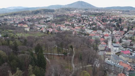 vista panorámica aérea de una ciudad balneario con arquitectura tradicional alemana, durante un día nublado