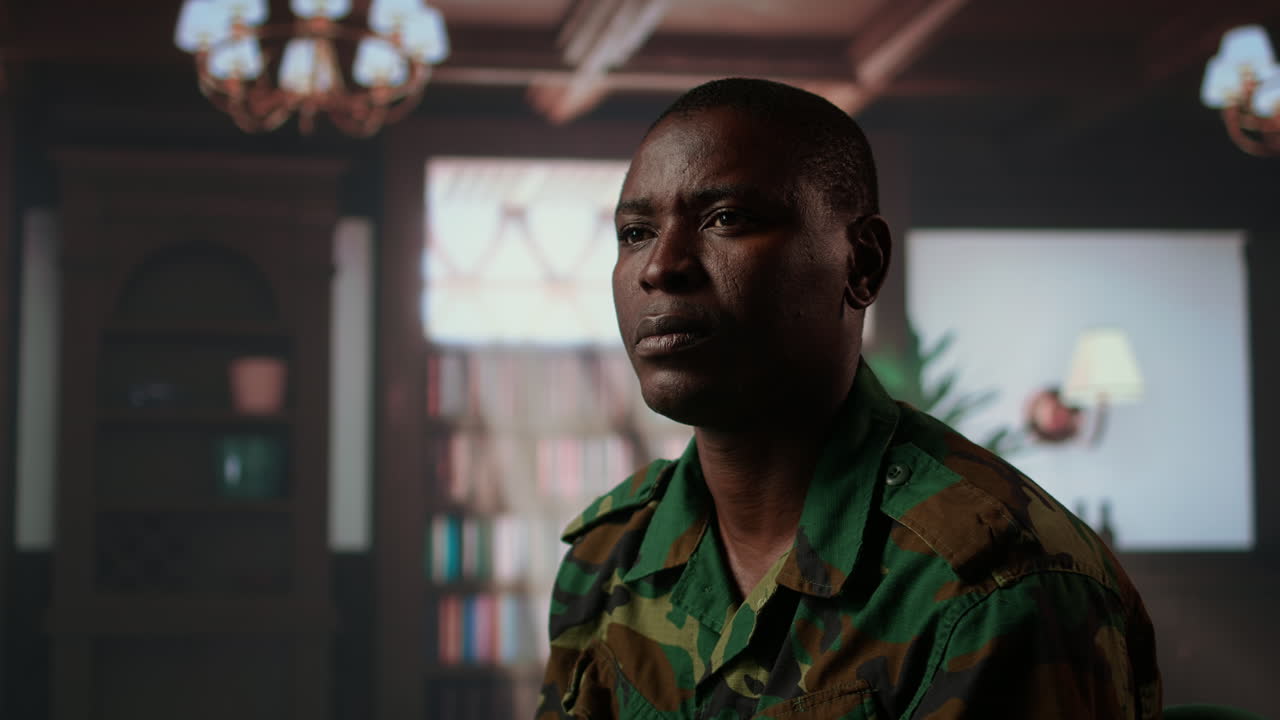 군인들은 전투 후 스트레스 장애로 인해 비인격화 증후군을 고 있습니다.