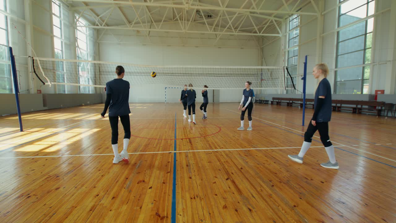 Drużyna siatkarska trenuje na siłowni