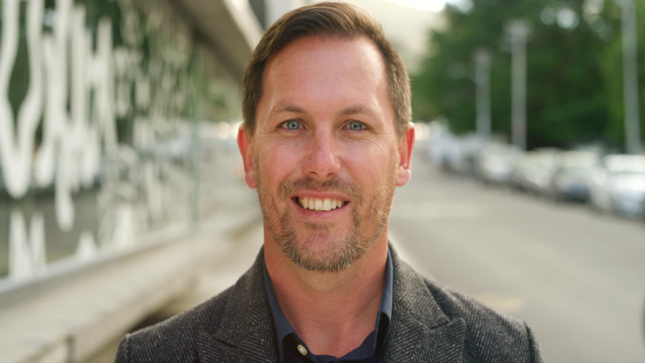 En avslappet mann får frisk luft