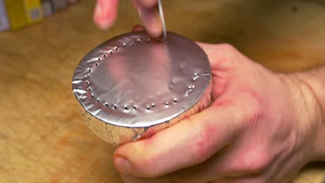 preparando un tazón de narguile con papel de aluminio
