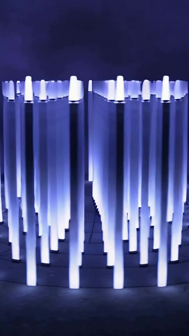 Video verticale: Telecamera che avanza delicatamente centrando un corridoio con barre LED ad anello di notte, mostrando la pavimentazione.