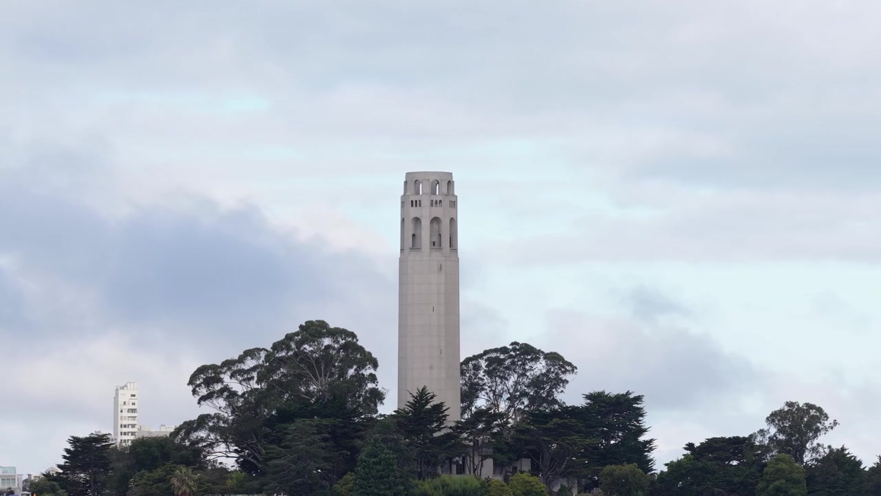 Una serena vista mattutina della Coit Tower che si erge sopra Telegraph Hill a San Francisco, California, USA - Ripresa aerea con drone