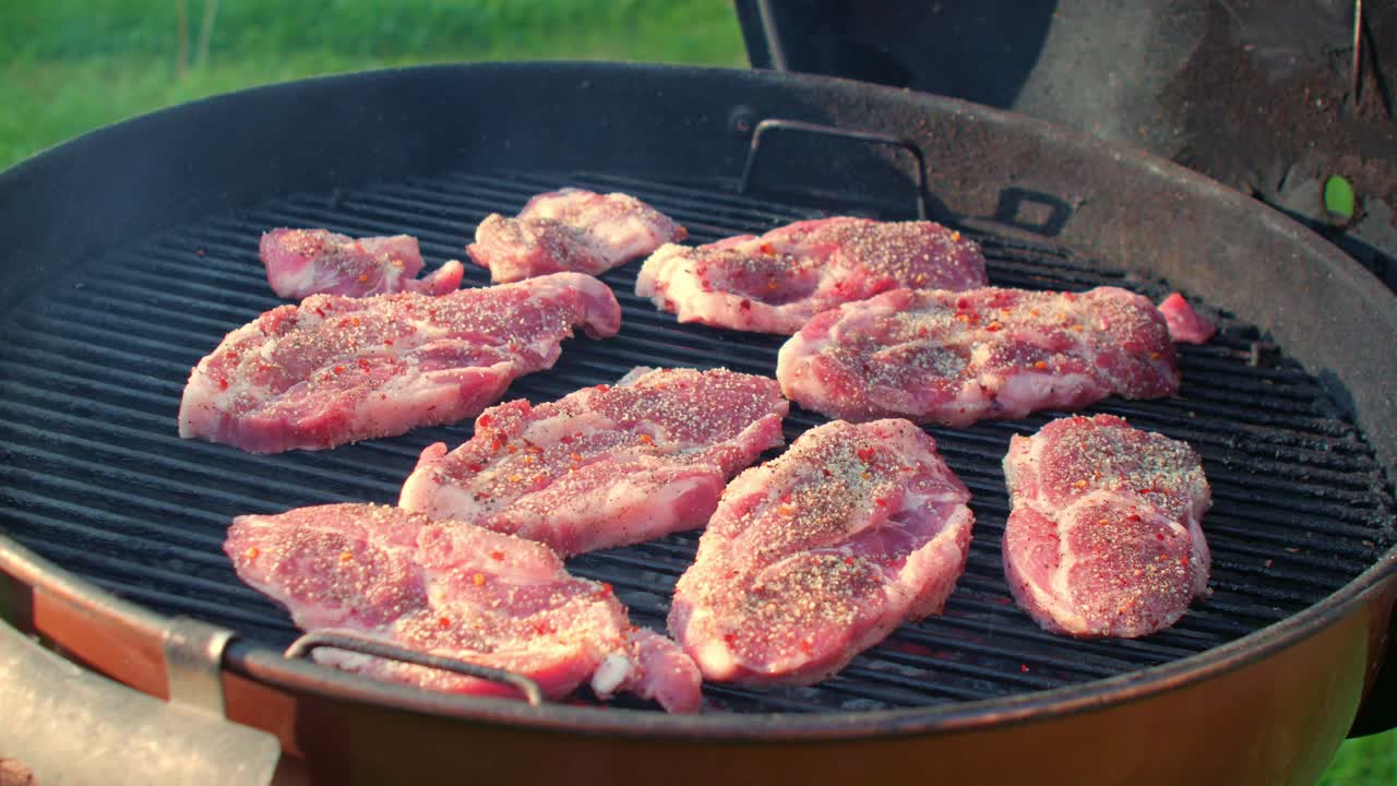 trasero de cerdo con especias en la parrilla de carbón