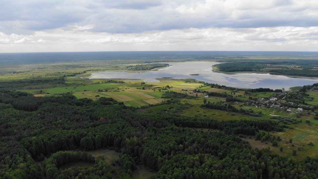 우크라이나의 숲, 작은 마을, 그리고 여름날의 호수