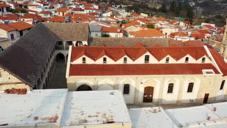 Tiro-Deslizante-Del-Antiguo-Monasterio-Cristiano,-Pueblo-De-Omodos,-Limassol,-Chipre