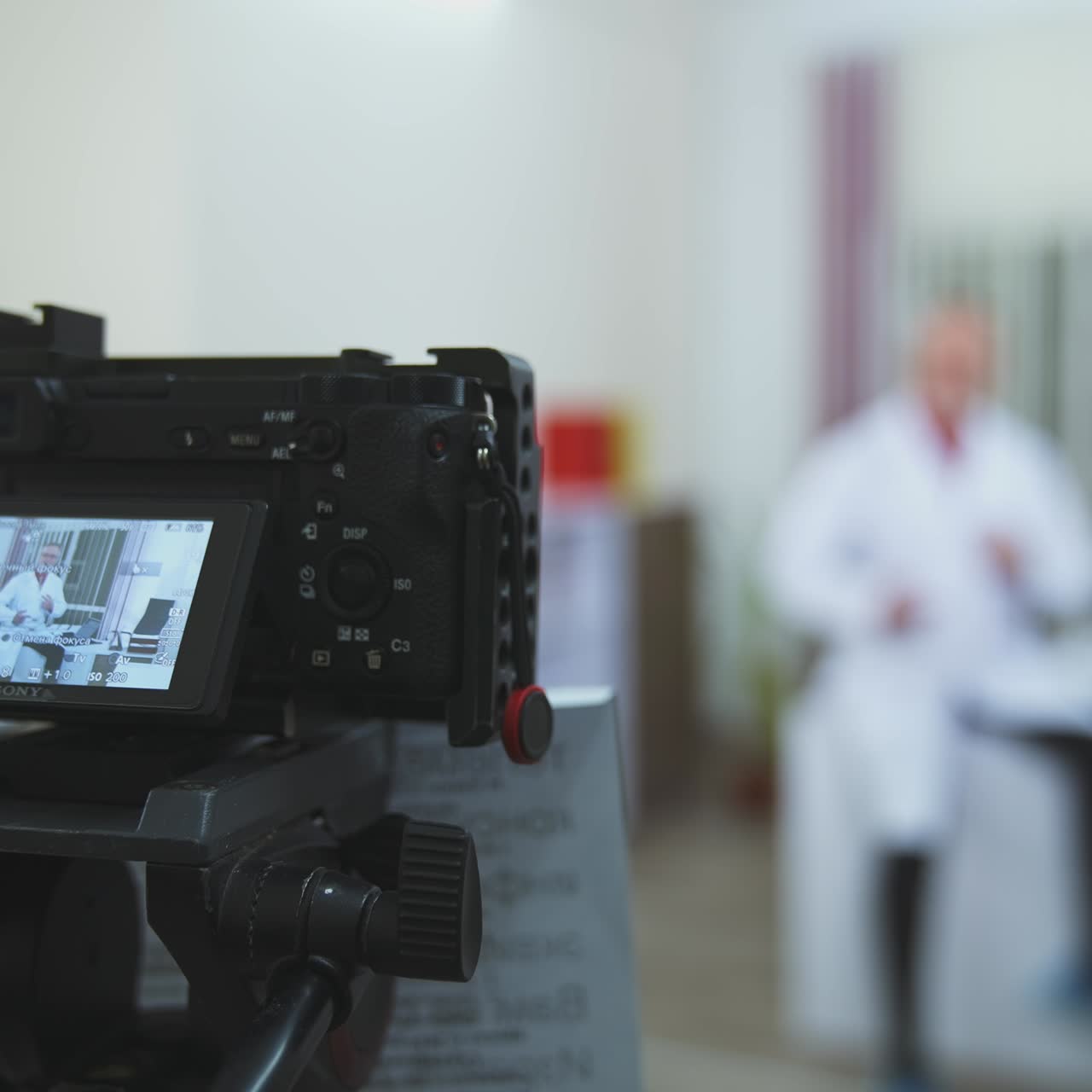 O médico a olhar para a câmara.