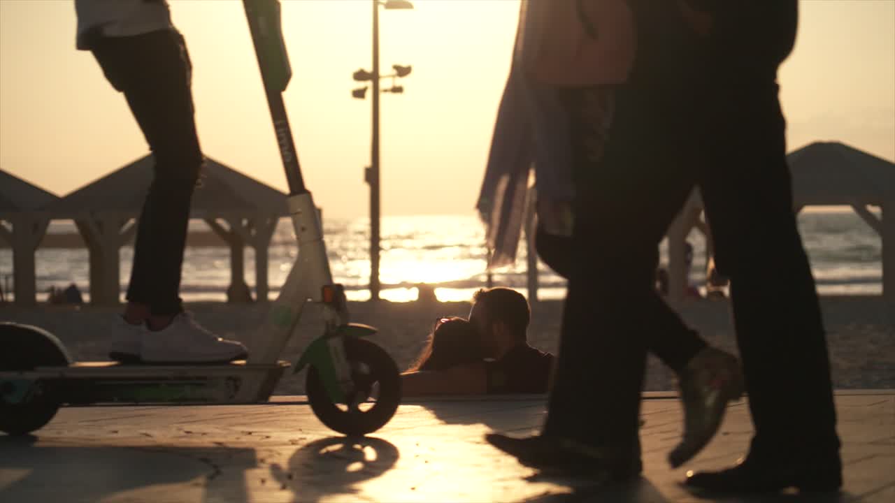 해변 사랑 새에 일몰에 젊은 부부의 낭만적 인 키스와 포옹 실루엣