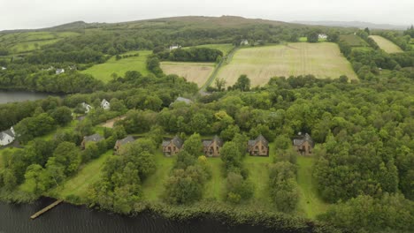 Vuele-En-La-Toma-De-Establecimiento-De-Alquileres-De-Vacaciones-Junto-A-Un-Hermoso-Lago-En-Irlanda