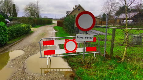 prohibido entrar en la carretera debido a la señal de agua alta al lado de la carretera rural holandesa