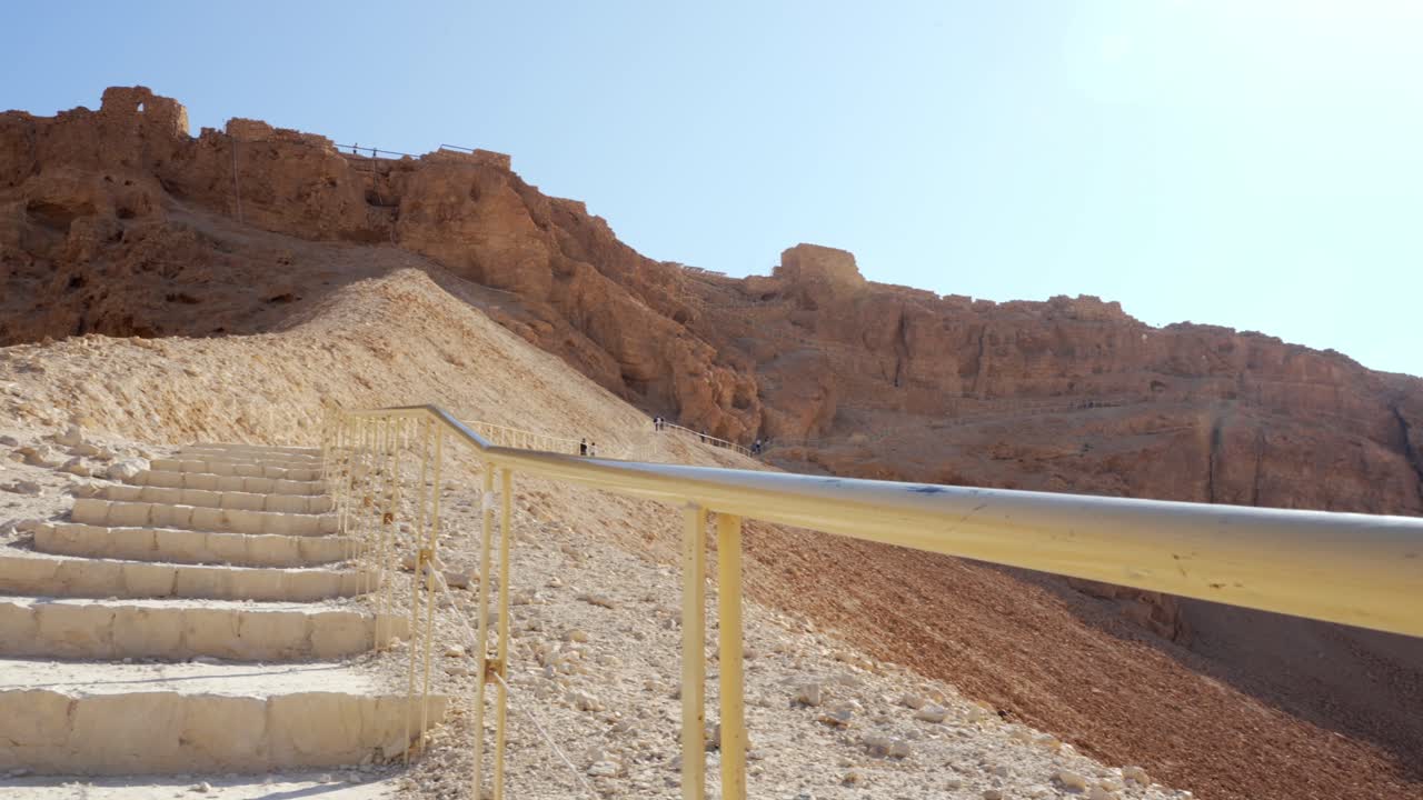 escalera para subir el camino de la serpiente en masada, israel