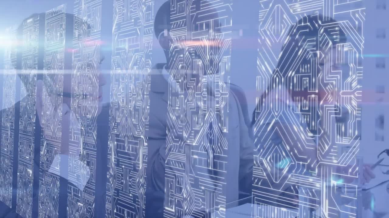 conexiones de microprocesador contra un equipo de diversos ejecutivos de atención al cliente hablando en auriculares de teléfono