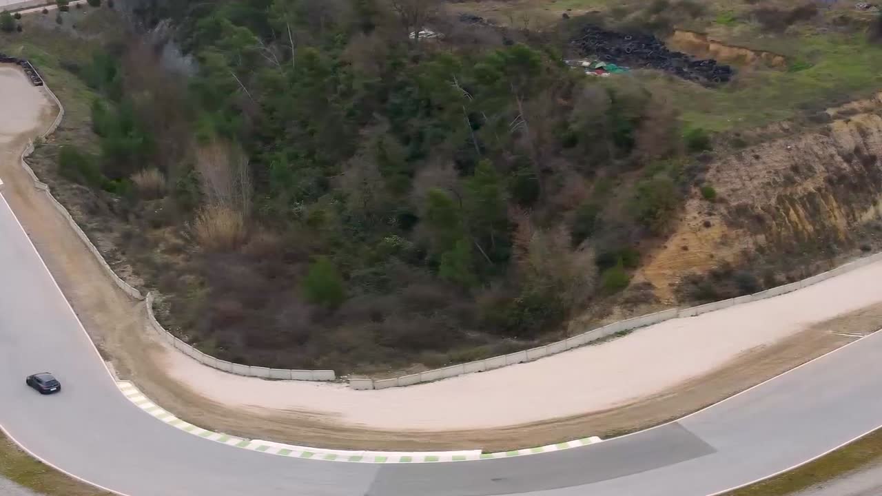 autos deportivos en un dia de circuito
