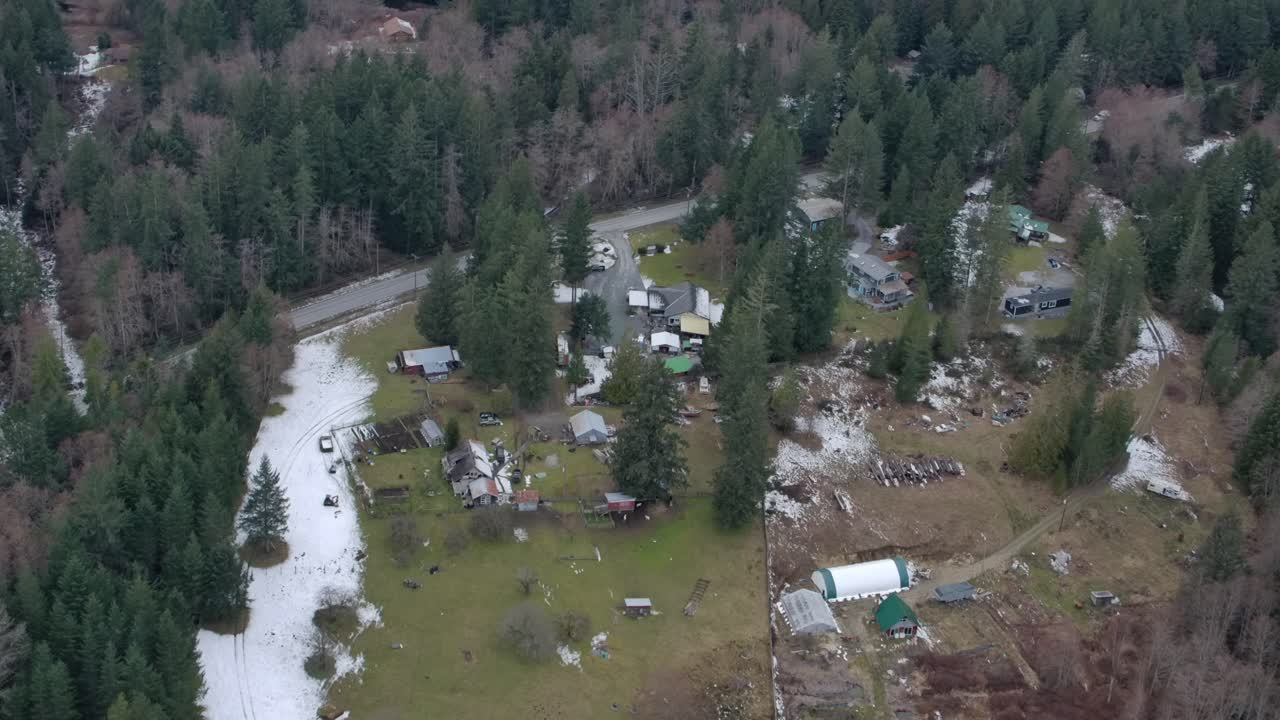 cobertizos y edificios improvisados esparcidos en el espacio abierto en el bosque aéreo