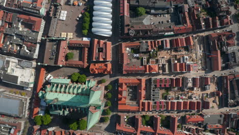 Vista-Aérea-De-Pájaro-Vista-Panorámica-De-Arriba-Hacia-Abajo-Del-Centro-Histórico-De-La-Ciudad-Con-St.-Iglesia-De-Marías.-Lübeck,-Schleswig-Holstein,-Alemania