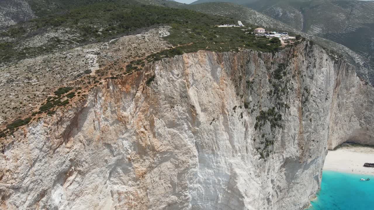 vista aérea de drones de la bahía del naufragio de navagio en grecia