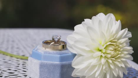 Conjunto-De-Flores-De-Boda-Junto-Al-Anillo-De-Bodas.