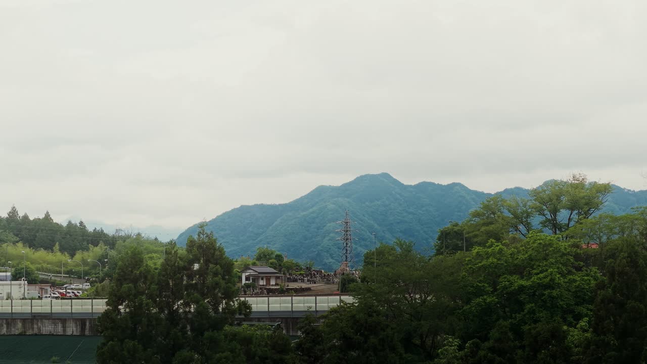 나무가 있는 산악 풍경