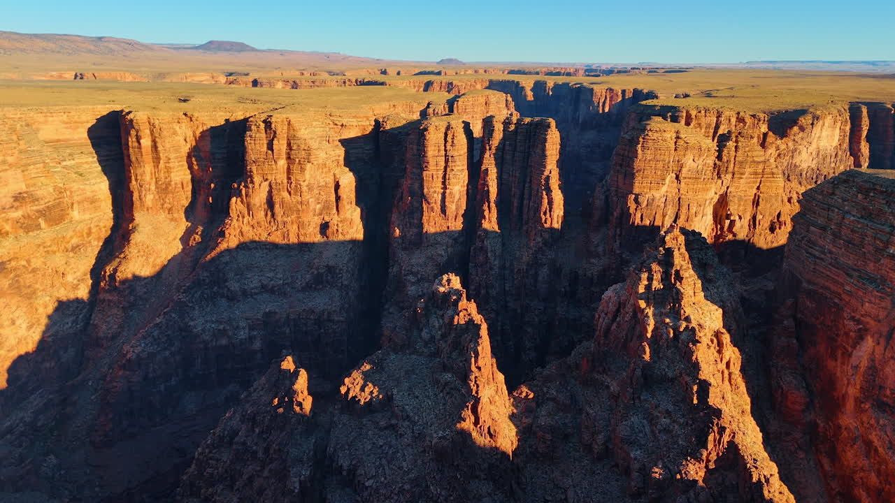Spettacolare canyon profondo sotto il sole splendente. Che si erge sopra il Marble Canyon, Arizona, USA. Vasto deserto sullo sfondo