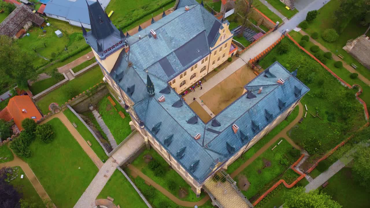 un dron vuela sobre el castillo de zruč nad sázavou en la república checa, destacando su hermosa arquitectura