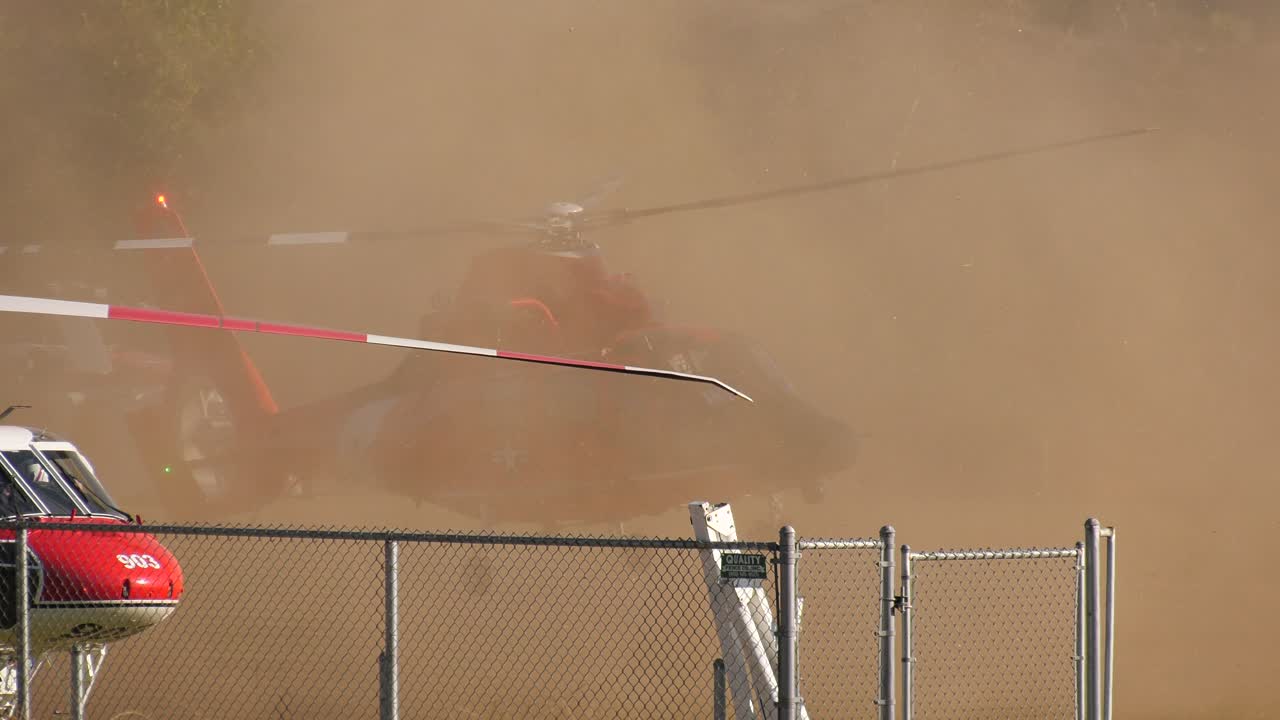 공원에서 이륙하는 헬리콥터