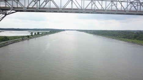 Drone-Volando-Alrededor-De-Un-Puente-Fluvial-En-Delaware-En-Un-Día-Nublado-Brillante