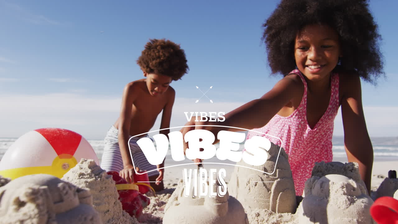 Animazione del testo "vibes" su fratelli afroamericani sorridenti che giocano in spiaggia