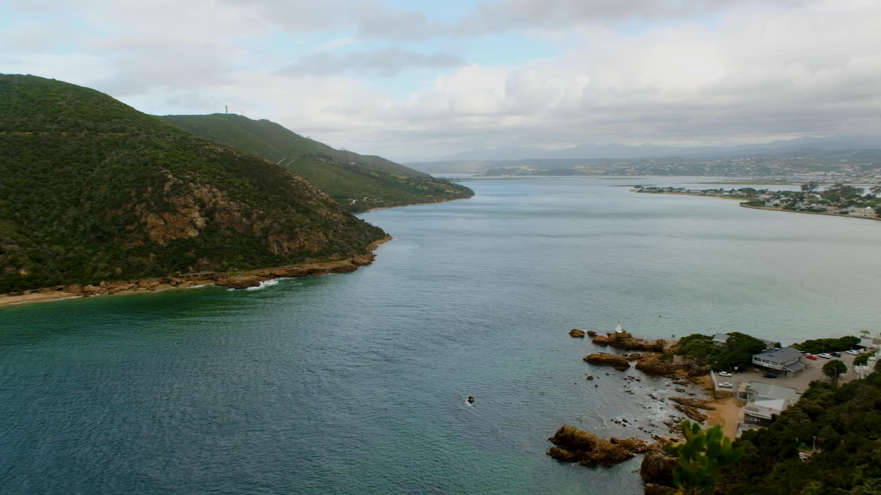 knysna 라군을 가로지르는 헤드의 전망대에서 파노라마 팬
