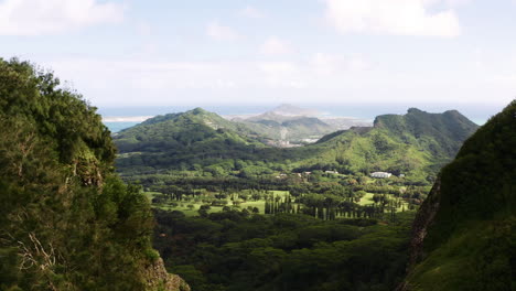 Luftdrohne-Von-Links-Nach-Rechts-Aufnahme-Der-Hawaiianischen-Landschaft