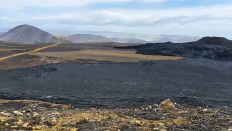 un campo de lava agrietado frente al volcán inactivo de geldingadalir, en islandia