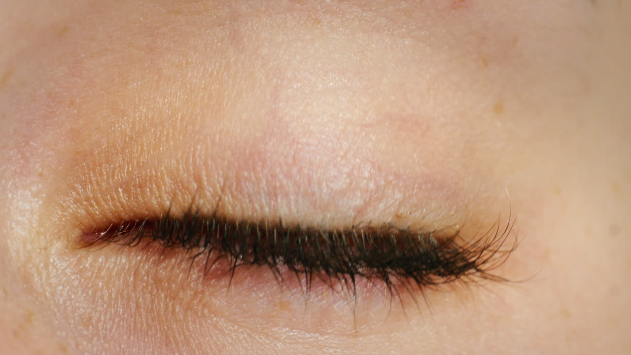 rostro de mujer, ojos de color azul y enfoque