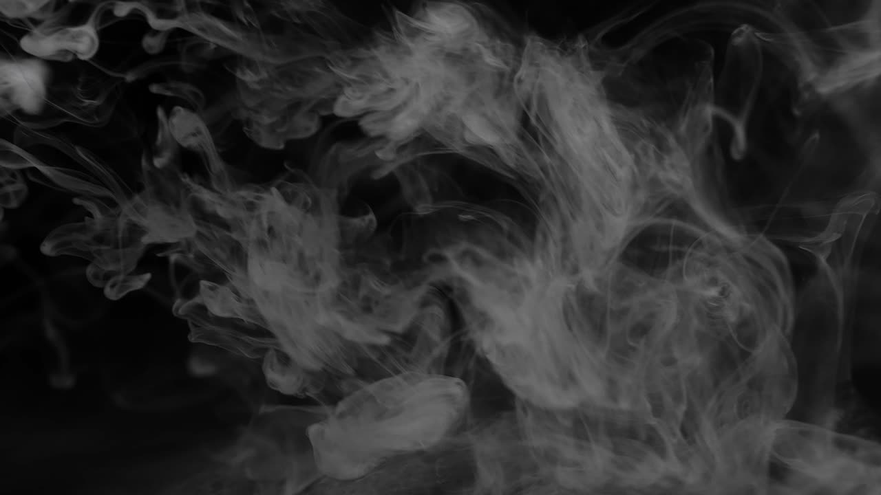 Fumo bianco di vapore che si alza su sfondo nero, vapore che si dissolve, rallentatore
