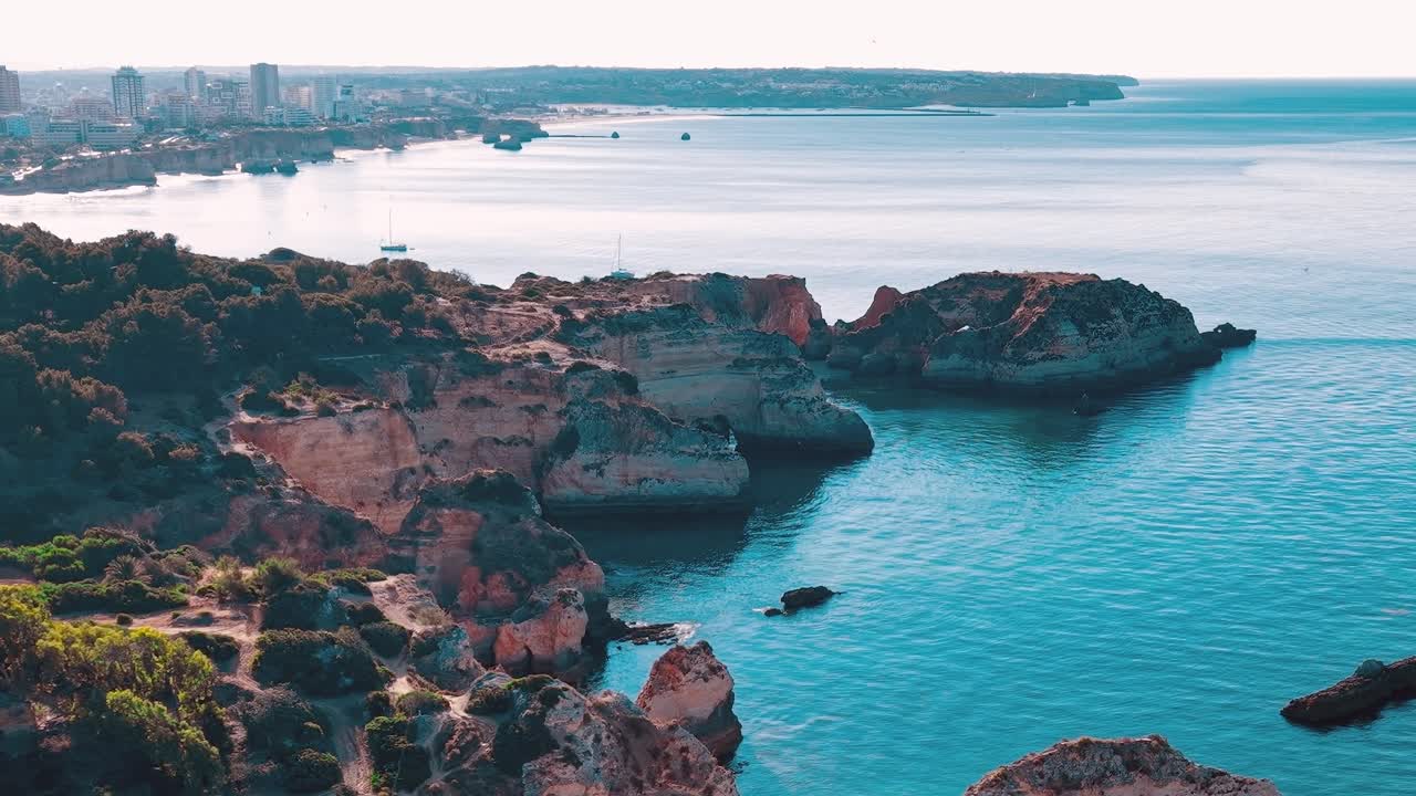 Kystlinje i Portugal med klipper og blåt vand om dagen