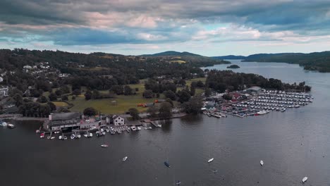 Lake-District-Luftaufnahme-Mit-Lake-Windermere,-Wäldern,-Hügeln,-Fjälls,-Booten-Und-Reflektierendem-Wasser-Des-Stimmungsvollen-Himmels