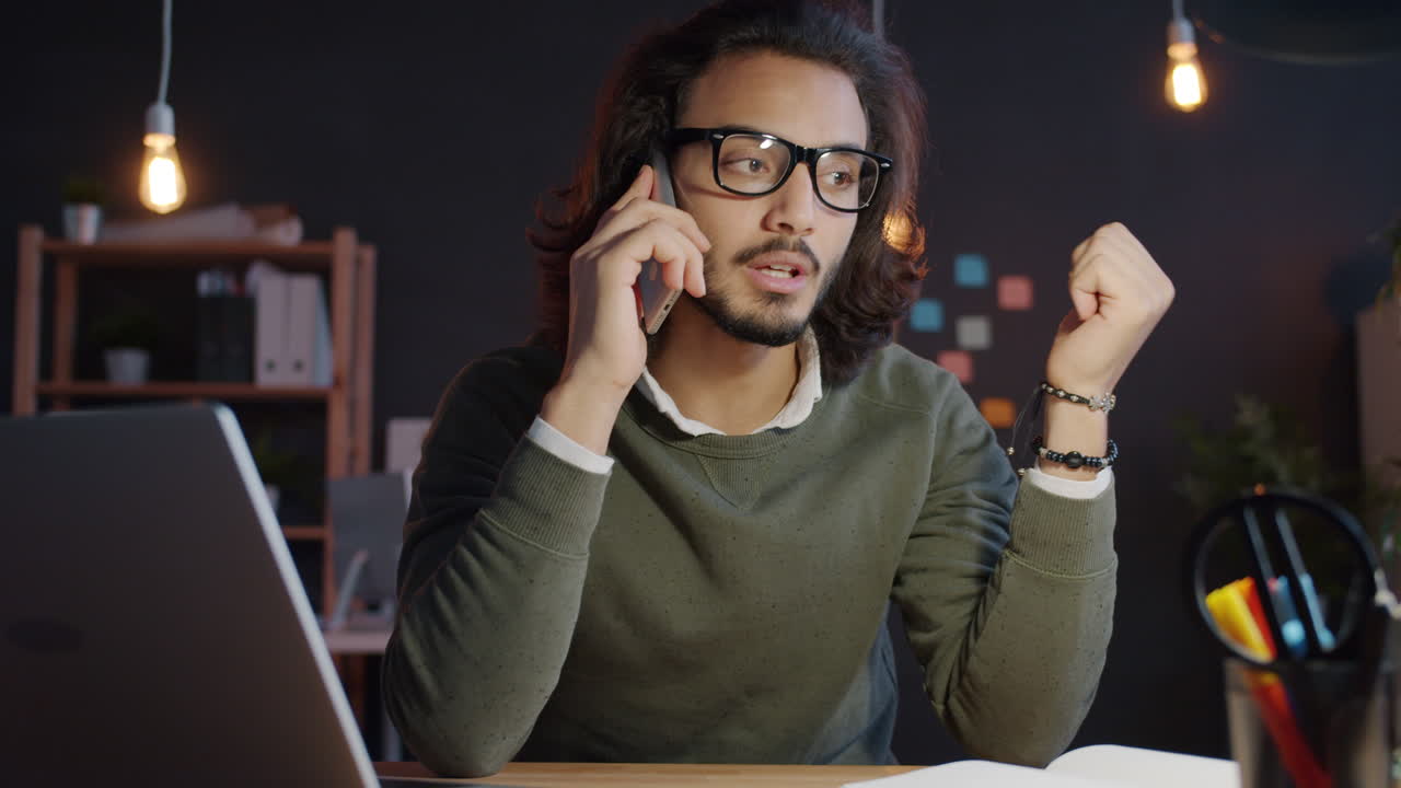 hombre de negocios en el teléfono en la oficina