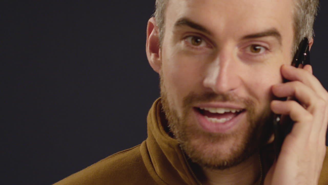 cu man은 전화로 좋은 소식을받습니다.