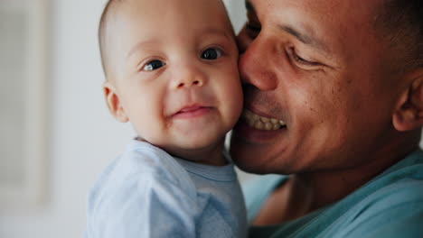 padre, bebé o feliz con abrazos por amor
